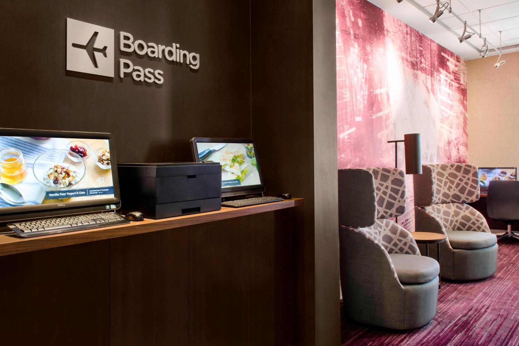 Courtyard By Marriott Newark